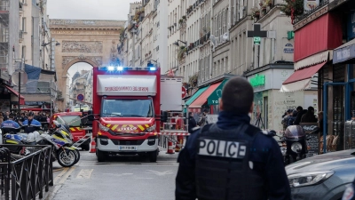 Die französische Polizei sichert die Straße, in der mehrere Schüsse abgefeuert wurden. (Foto: Lewis Joly/AP/dpa)