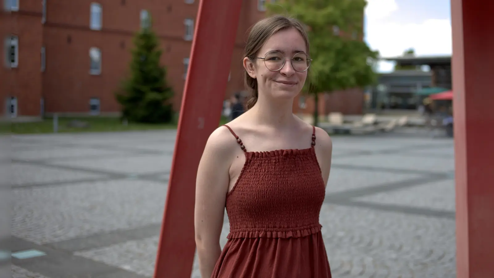 Lisa Holtz ist Eventorganisatorin für das Rabbit Radio der Hochschule Ansbach. Die 24-Jährige studiert im achten Semester an der Hochschule. Vier Semester davon engagiert sie sich schon im Radiosender. (Foto: Tizian Gerbing)