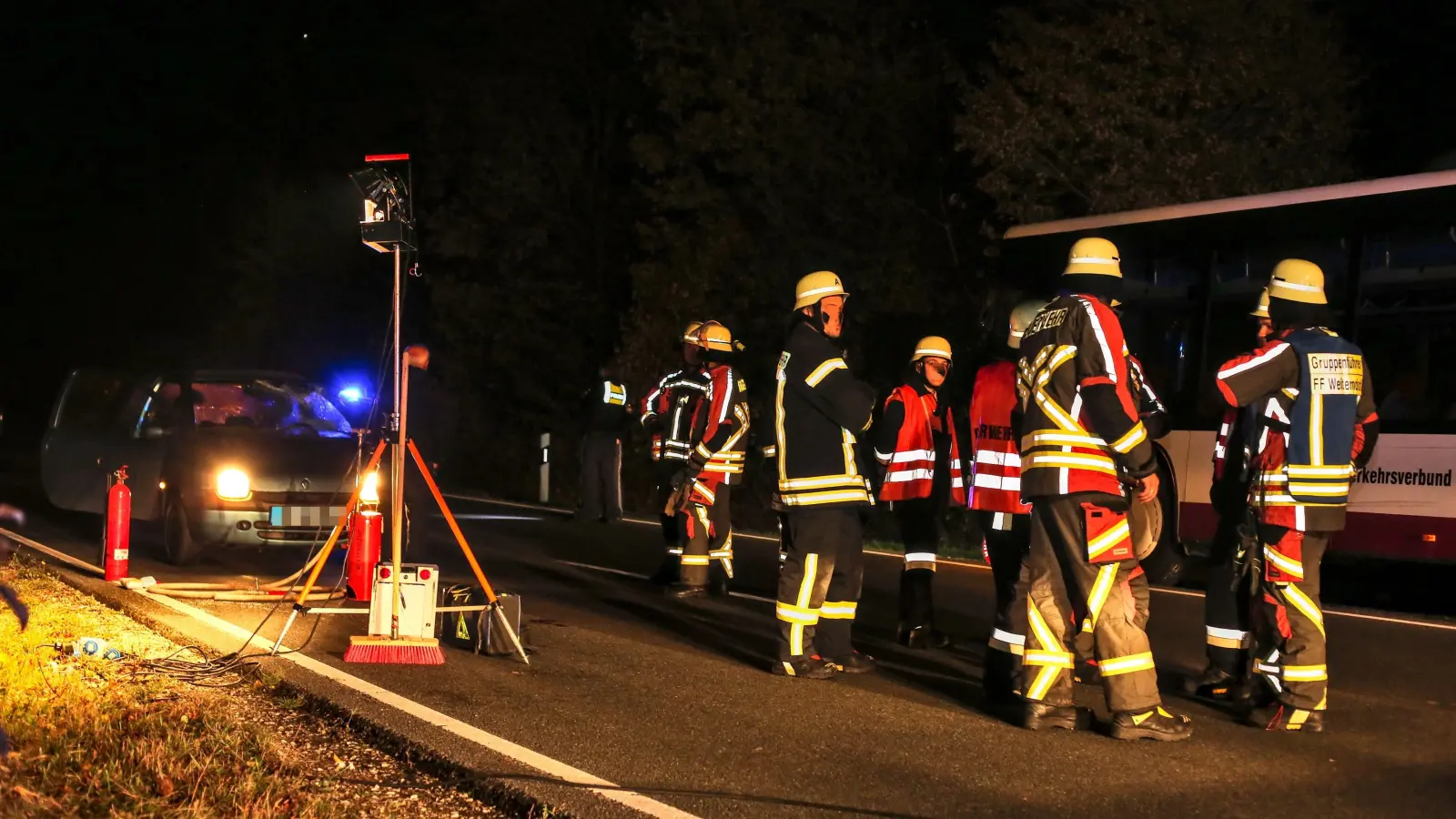 Der 63-Jährige wurde von dem Auto links erfasst. Rechts ist der Omnibus zu sehen, der die Panne hatte. Feuerwehrkräfte sicherten die Unfallstelle. (Foto: Tizian Gerbing)