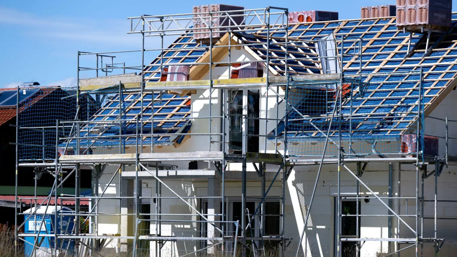 Viele Materialien haben sich mit dem Iran-Krieg verteuert, auf Hausbauer kommen Kostensteigerungen zu. (Symbolbild) (Foto: Sven Hoppe/dpa)