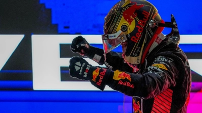 Max Verstappen vom Team Red Bull jubelt über seinen Sieg in Katar. (Foto: Ariel Schalit/AP/dpa)