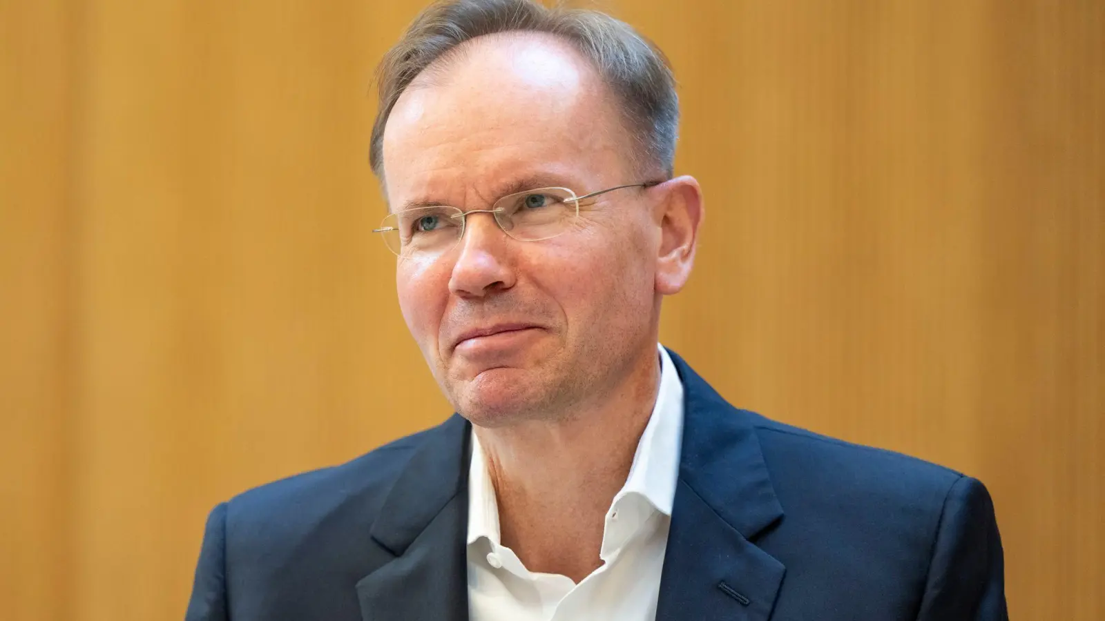 Ex-Vorstandschef Braun steht im Zentrum des Prozesses. (Foto: Lennart Preiss/dpa)