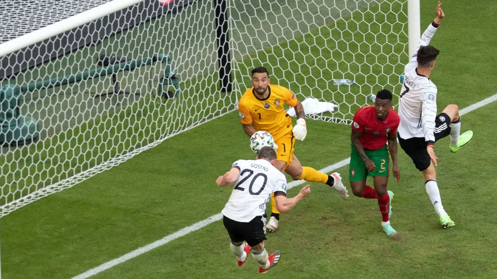 Robin Gosens (Nummer 20) köpft 2021 das 4:1 gegen Portugal und ist auch diesmal wieder in München dabei. (Foto: Federico Gambarini/dpa)