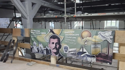 Werbung für Weißkopf und sein neues Domizil: Das entsprechende Banner war bereits bei der jüngsten Baustellenführung im ehemaligen Landgerichtsgebäude in Leutershausen zu sehen. (Foto: Wolfgang Grebenhof)