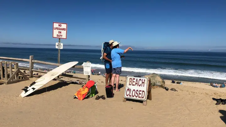 Gesperrter Strand in den USA nach einer Hai-Attacke: Im letzten Jahr wurden weniger Haiangriffe registriert. (Foto: Susan Haigh/ap/dpa)