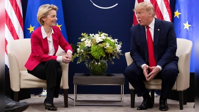 Ursula von der Leyen und Donald Trump. Die EU und USA verhandeln derzeit über neue Zollsätze für den transatlantischen Handel. (Archivbild)  (Foto: Evan Vucci/AP/dpa)