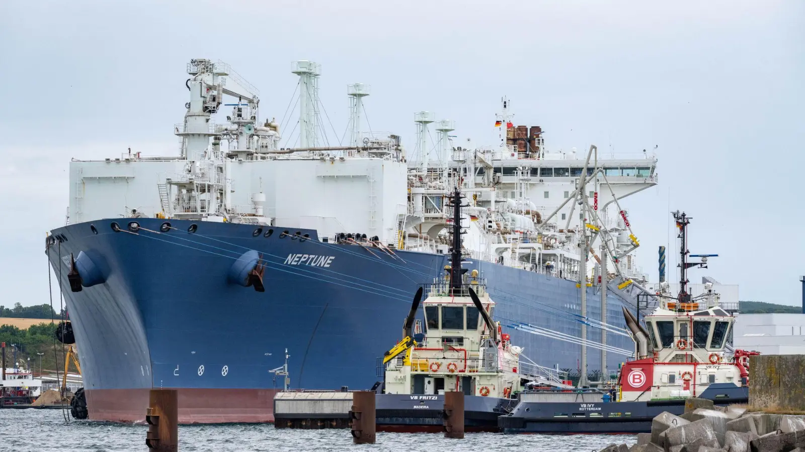 Der Iran-Konflikt hat sich auf den LNG-Lieferbetrieb nach Rügen ausgewirkt, sagt der dortige Terminalbetreiber. (Foto: Stefan Sauer/dpa)