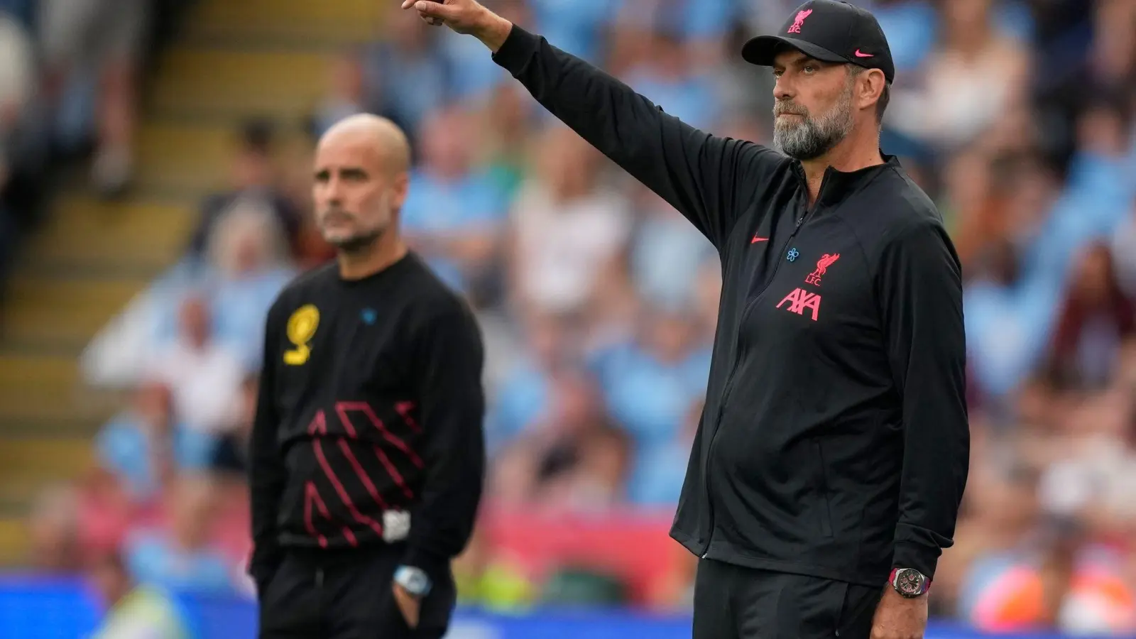City-Trainer Pep Guardiola (l) und Liverpools Coach Jürgen Klopp stehen an der Seitenlinie. (Foto: Frank Augstein/AP/dpa)