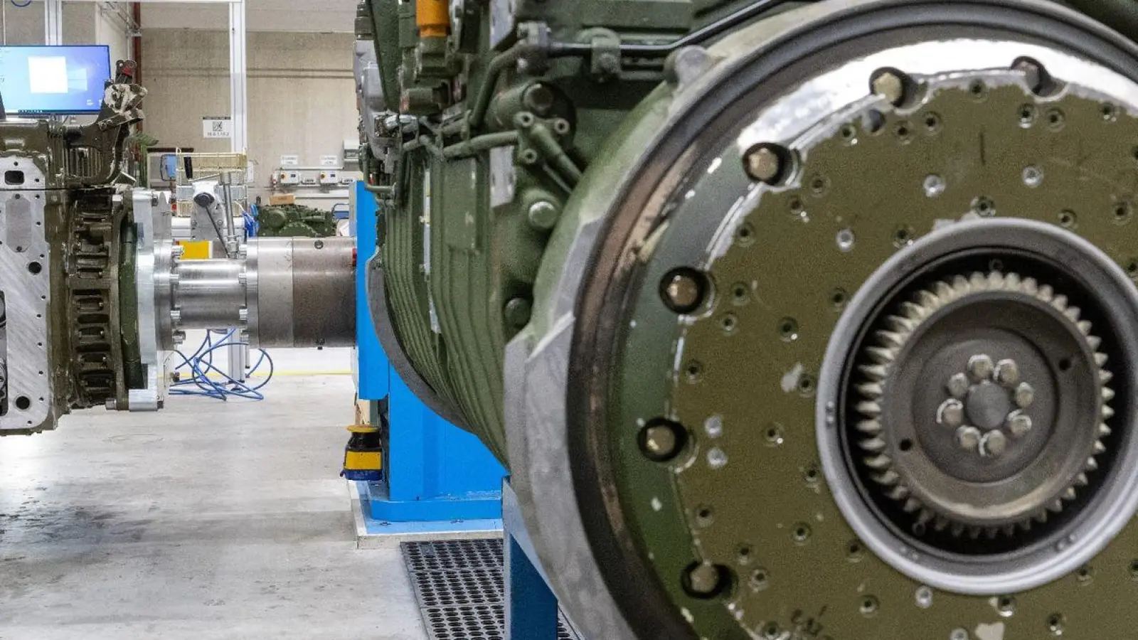 Ein Mitarbeiter montiert bei dem Unternehmen Renk das Getriebe für einen Panzer. (Foto: Stefan Puchner/dpa/Archivbild)