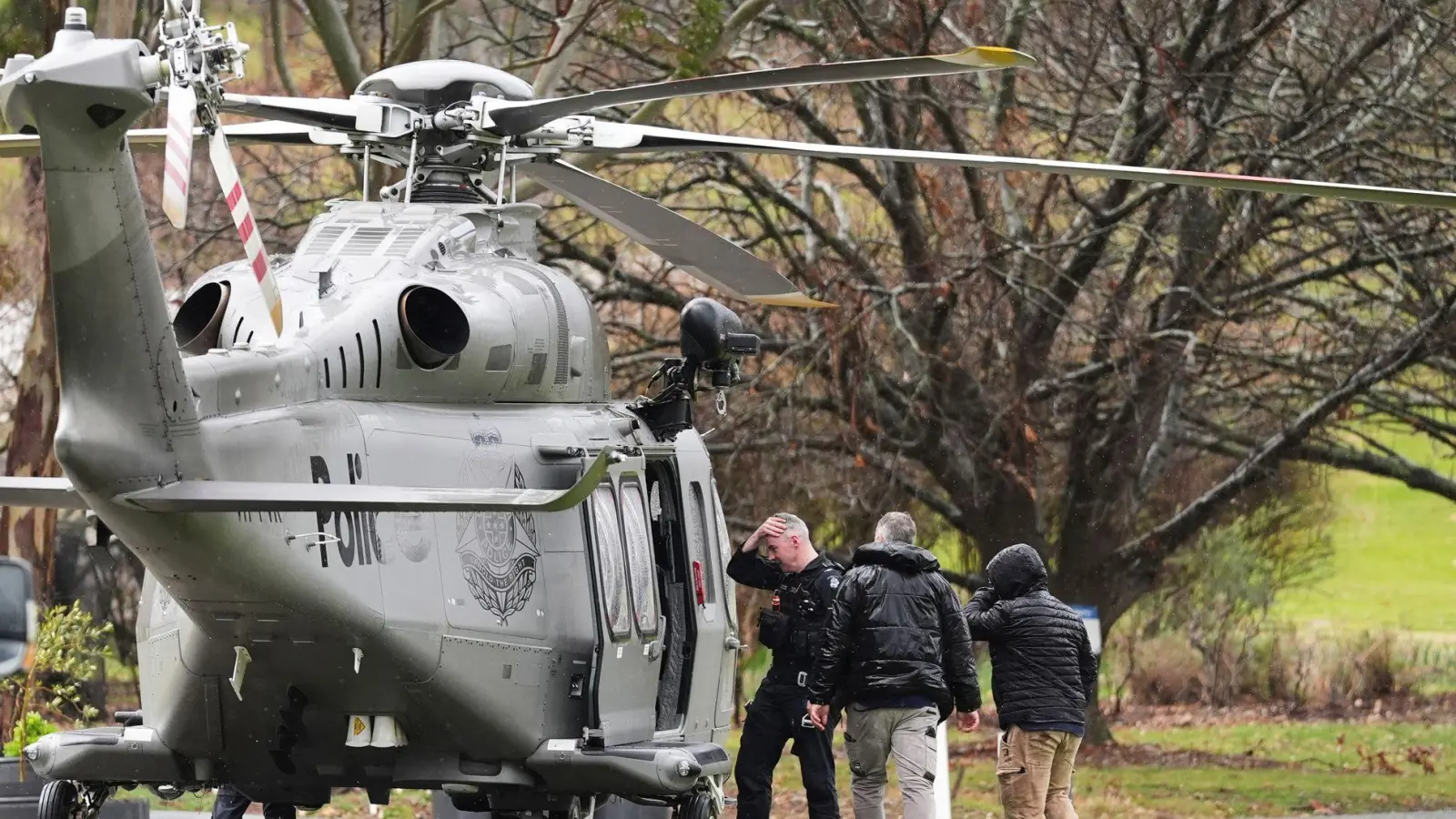 Neben Hubschraubern setzen die Fahnder auch Drohnen und Hundestaffeln ein. (Foto: Simon Dallinger/AAP/AP/dpa)