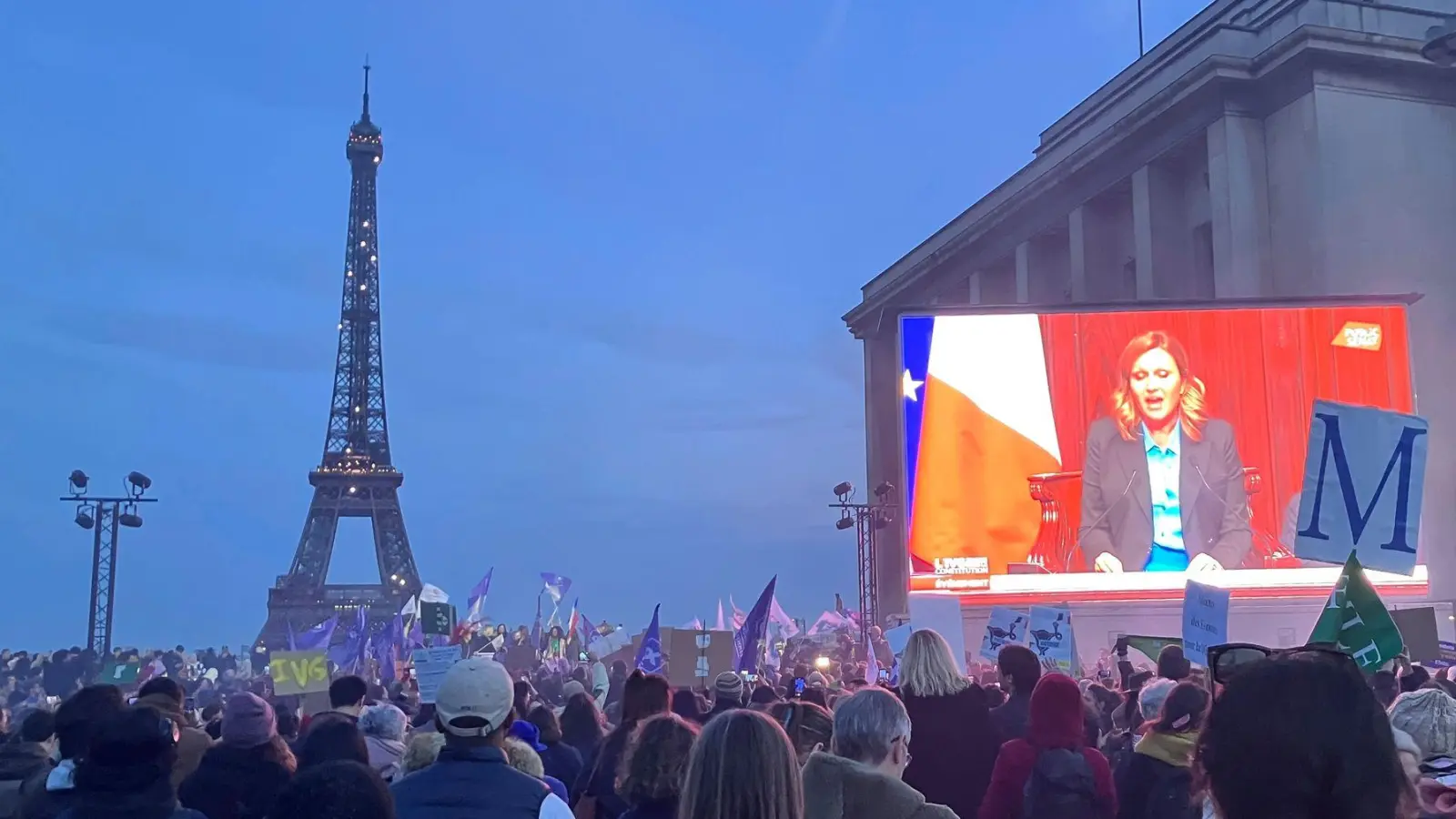 Eine Abstimmung mit großer Symbolkraft: In Frankreich wird die Freiheit auf Abtreibung in der Verfassung verankert. (Foto: Oleg Cetinic/AP/dpa)