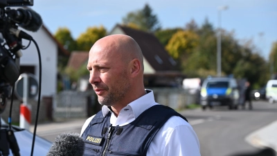 Michael Petzold, Pressesprecher im mittelfränkischen Polizeipräsidium, vor Ort in Weiltingen. (Foto: Manfred Blendinger)