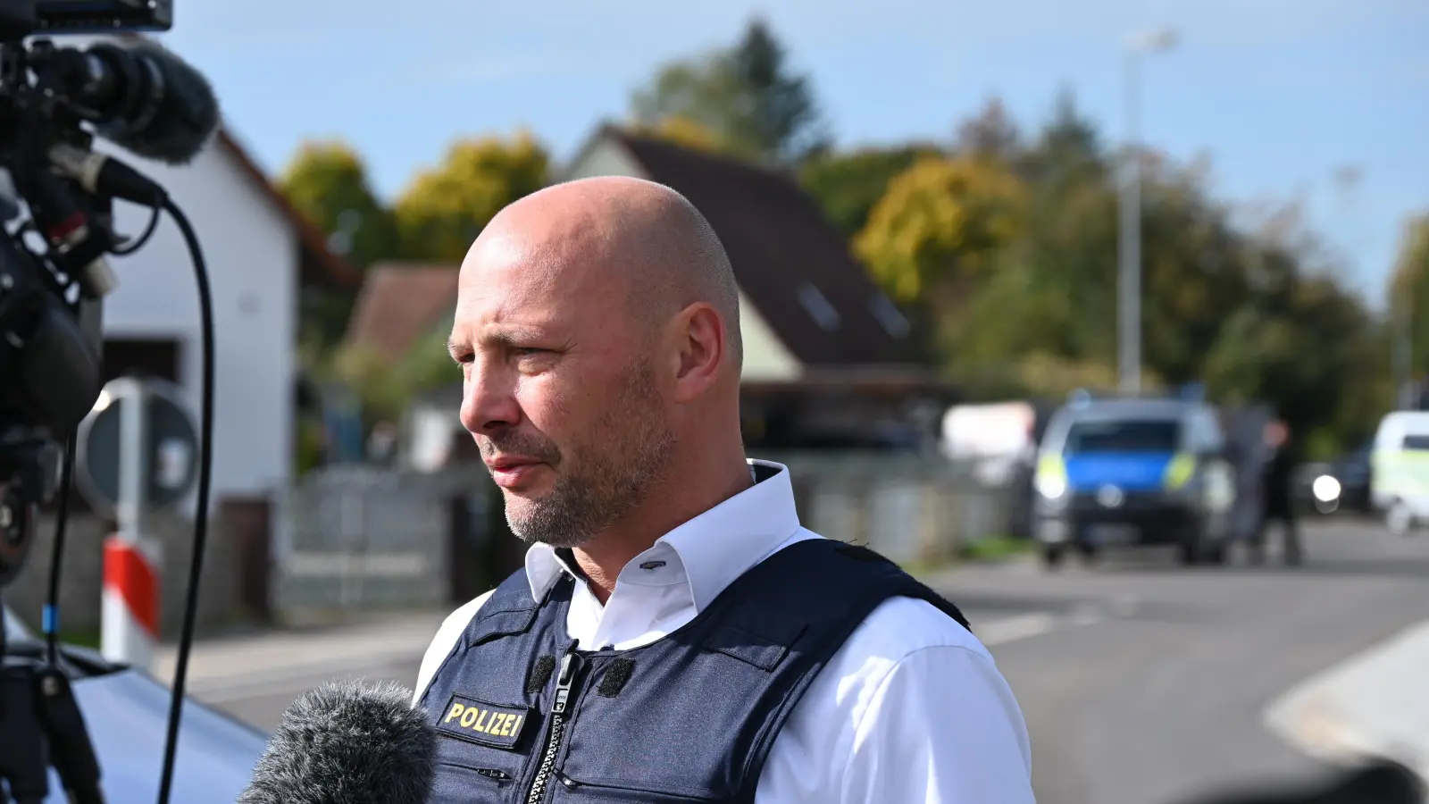 Michael Petzold, Pressesprecher im mittelfränkischen Polizeipräsidium, vor Ort in Weiltingen. (Foto: Manfred Blendinger)