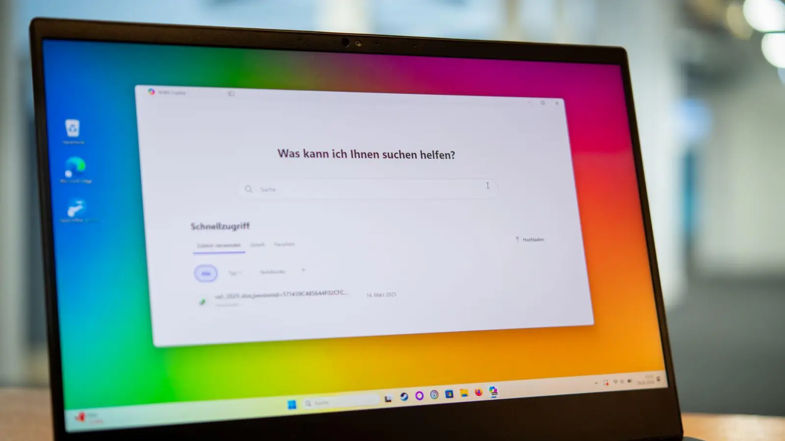KI - Dein Freund und Helfer? Mag sein, aber wer von zu vielen KI-Angeboten in Programmen genervt ist, kann diese für Windows 11 auch abschalten. (Foto: Nico Tapia/dpa-tmn)