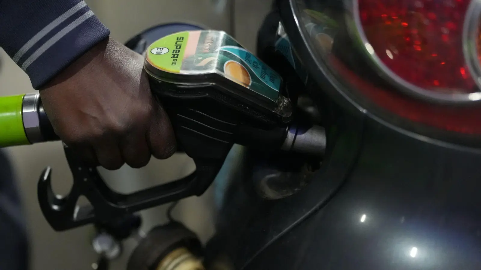 An den Tankstellen stiegen die Preise am Dienstag weiter. (Foto: Marcus Brandt/dpa)