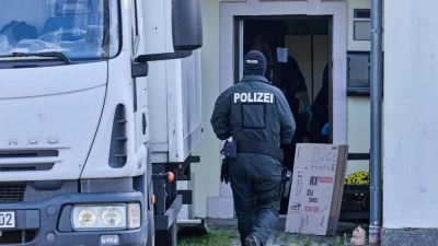 Im Rahmen von Ermittlungen zur mutmaßlichen Verbreitung von Nazi-Musik durchsuchen zahlreiche Polizisten Objekte. (Foto: Jens Büttner/dpa)