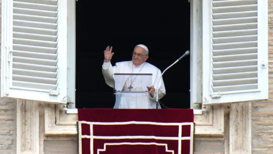 Papst Franziskus winkt während des Angelus-Mittagsgebets aus dem Fenster seines Arbeitszimmers mit Blick auf den Petersplatz. (Foto: Alessandra Tarantino/AP/dpa)