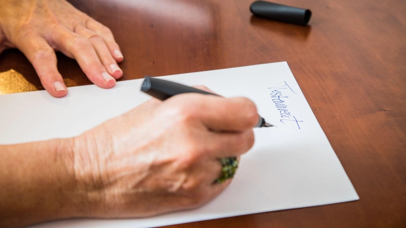 Eine krakelige Wellenlinie genügt als Unterschrift unter einem Testament nicht - eine erkennbare Buchstabenstruktur muss die Signatur schon haben. (Foto: Christin Klose/dpa-tmn)