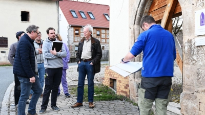 Bei einer Ortsbegehung Ende Februar machten sich die beteiligten Parteien ein Bild vom Kirchenvorplatz in Unternbibert.  (Foto: Luca Paul)
