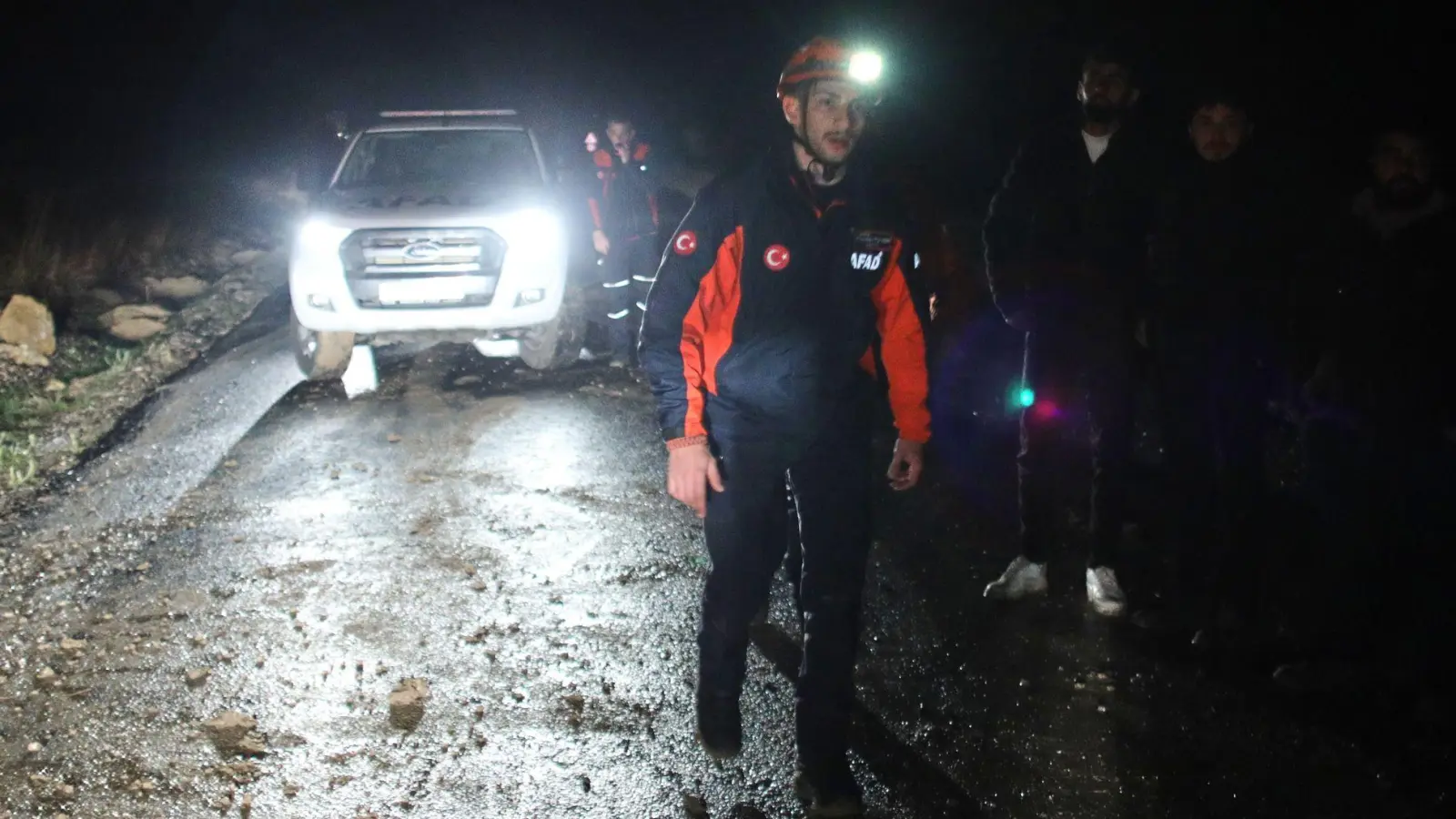 Türkische Rettungsteams suchen nach Überresten des Flugzeugs. (Foto: Efekan Akyuz/AP/dpa)