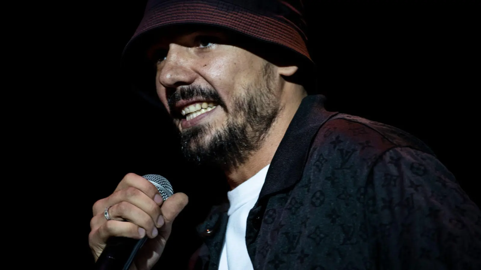 Rapper Capital Bra hat gegen die gemeinsame Glücksspielbehörde der Länder geklagt. (Archivbild)  (Foto: Alexander Prautzsch/dpa-Zentralbild/dpa)