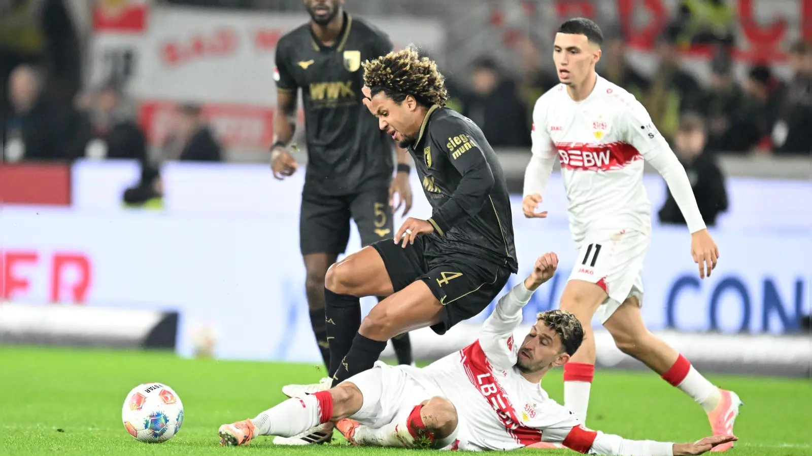 Stuttgart und Augsburg lieferten sich eine intensive Partie. (Foto: Bernd Weißbrod/dpa)