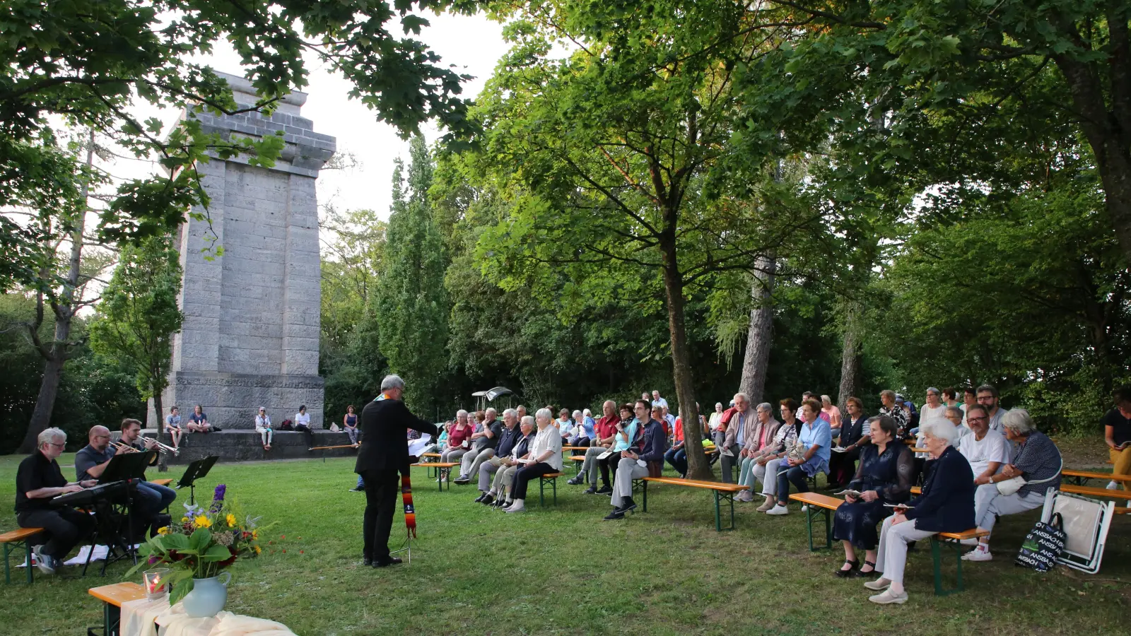 Ein schöner Platz, der aber etliche Herausforderungen mit sich bringt. Die ökumenischen Andachten im Sommer werden in Zukunft vermutlich nicht mehr am Bismarckturm stattfinden. Doch es gibt neue Ideen. (Archivbild: Alexander Biernoth)