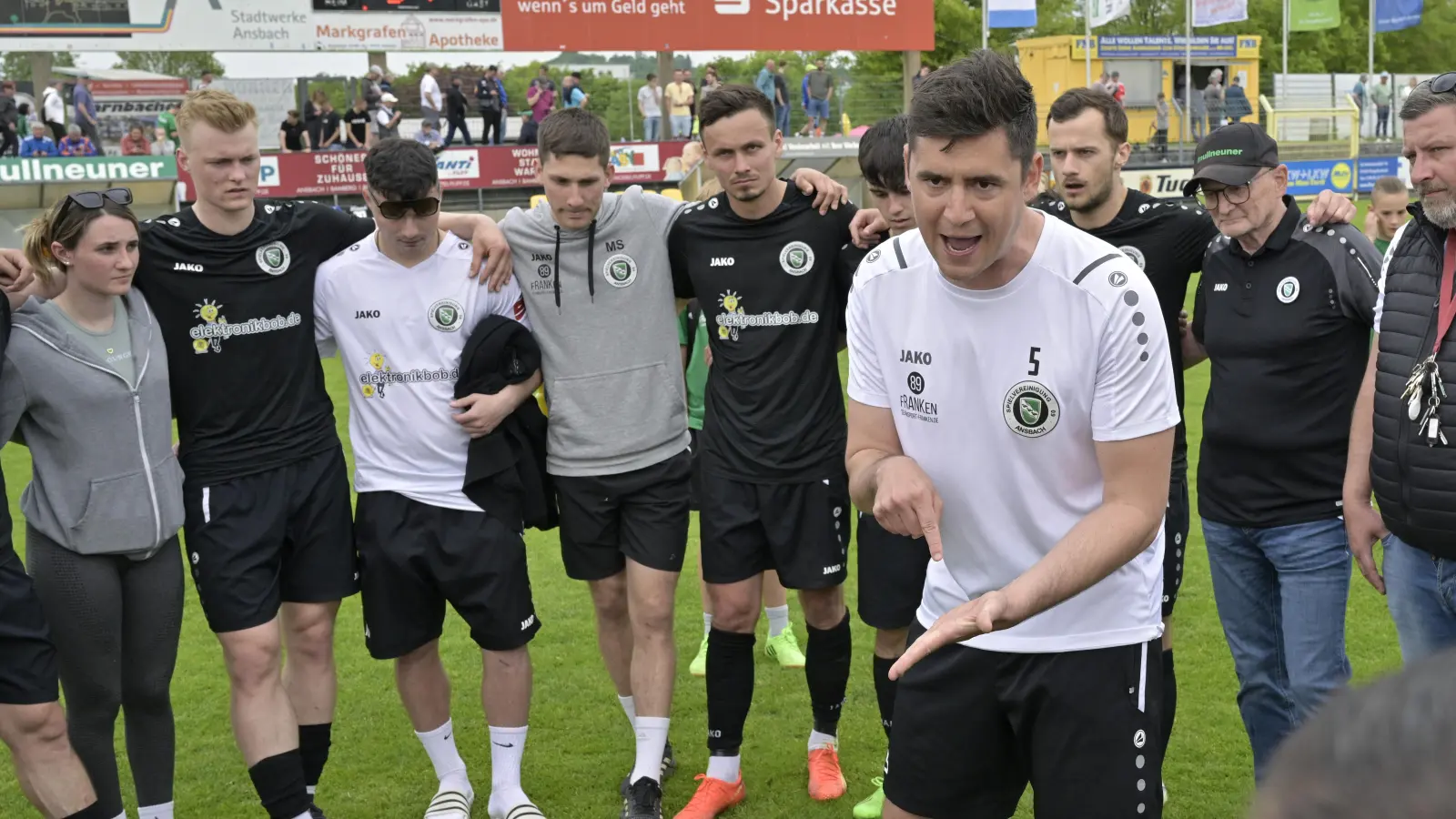 Auf andere ist kein Verlass, die Ansbacher müssen es selbst schaffen: Trainer Christoph Hasselmeier (vorne) schwört sein Team auf die Saisonverlängerung ein. (Foto: Martin Rügner)