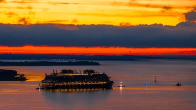 Adieu Kreuzfahrtreise: Wenn gesundheitliche Probleme vor Reisebeginn erwartbar sind, muss die Reiserücktrittsversicherung die Stornokosten nicht vollständig erstatten. (Foto: Jens Büttner/dpa/dpa-tmn)