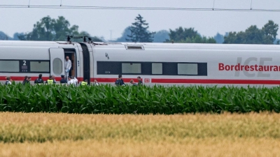 Knapp ein Jahr nach einem Axtangriff in einem ICE in Niederbayern beginnt der Prozess gegen den Beschuldigten. (Symbolfoto) (Foto: Armin Weigel/dpa)