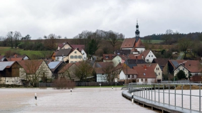 Eine Staße zwischen Gleusdorf (Landkreis Haßberge) und Busendorf (Landkreis Bamberg) ist stark überschwemmt. Die Itz führt Hochwasser, etliche Straßen sind nicht mehr passierbar. (Foto: Pia Bayer/dpa)