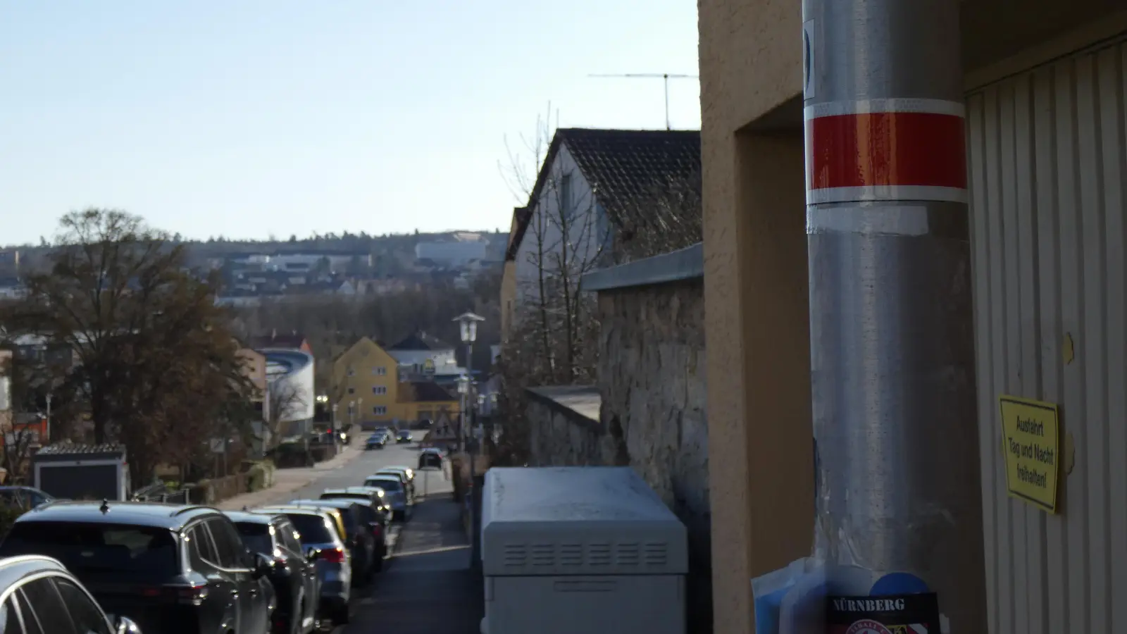 Die Straßenlaternen, die nachts abgeschaltet werden, sind mit einer weiß-rot-weißen Markierung versehen. Was viele nicht wissen: Das hat Konsequenzen für abgestellte Autos in diesem Bereich. (Foto: Calotta Halbrock)