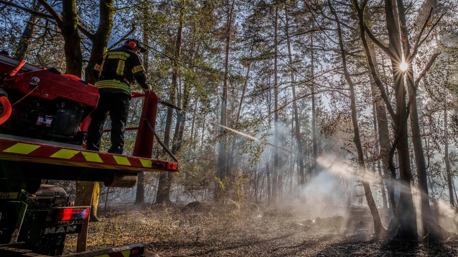 Feuerwehrleute versuchen die Brände zu löschen.  (Foto: Andreas Arnold/dpa)