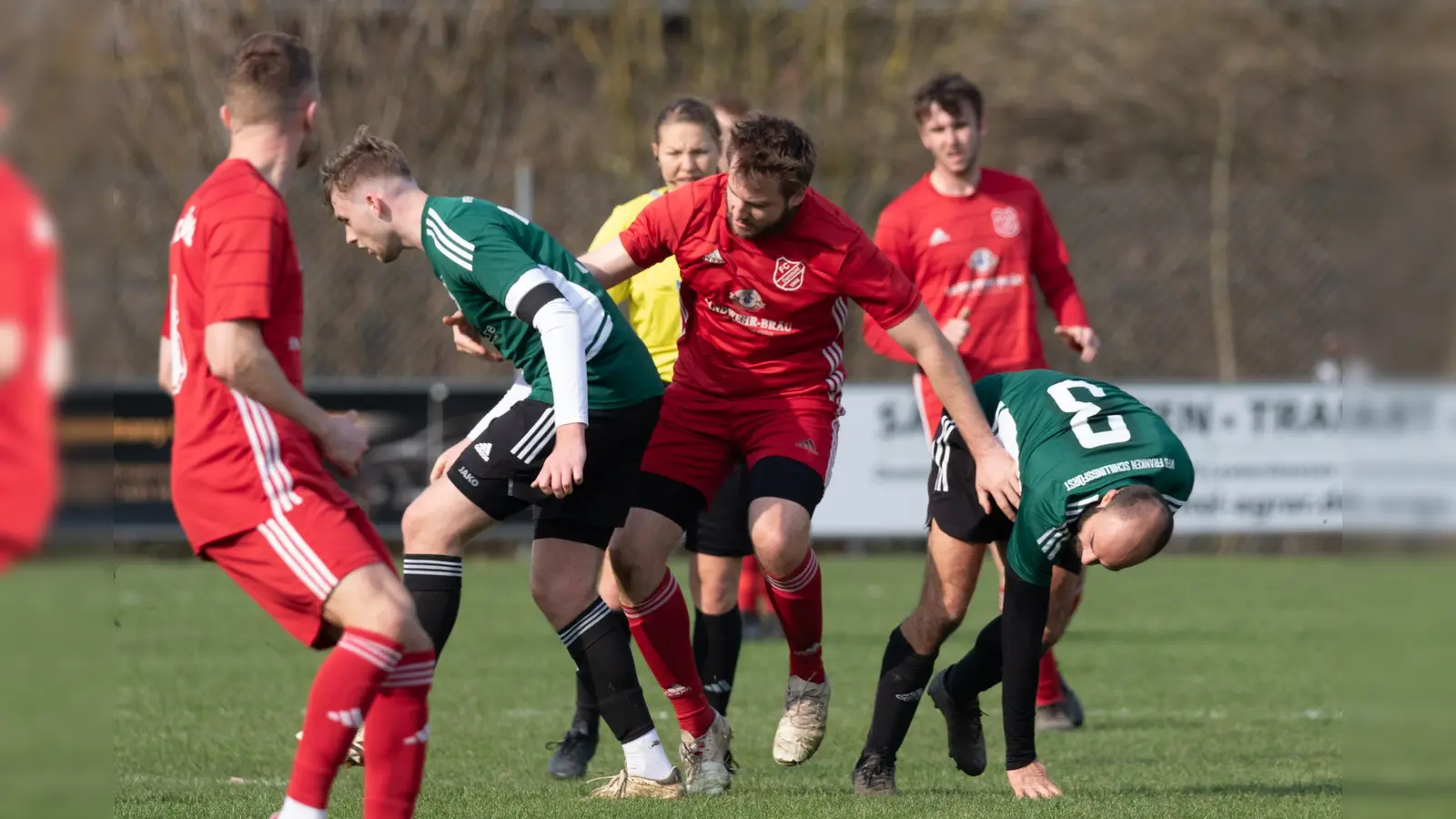 Der FC Dombühl (in rot von links Patrick Schurz und Alexander Häßlein) hat sich mit dem 2:0-Derbysieg auf Platz zwei vom VfB Schillingsfürst (in grün von links Maurice Riedel und Johannes Mader) abgesetzt. Am Sonntag müssen die Dombühler nach Raitersaich, der VfB empfängt bereits am Samstag den TV Weiltingen. (Foto: Markus Zahn)