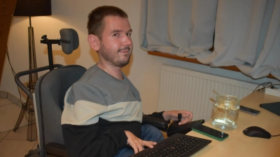 Josef Fleischmann notiert sich im Vorfeld des Auftritts seine pfiffigen Wortwitze. An Themen mangelt es dem 32-Jährigen nicht. Er und David Baumann, der Poetry Slam bietet, sind am Samstag in Neuhof zu erleben. (Foto: Ute Niephaus)