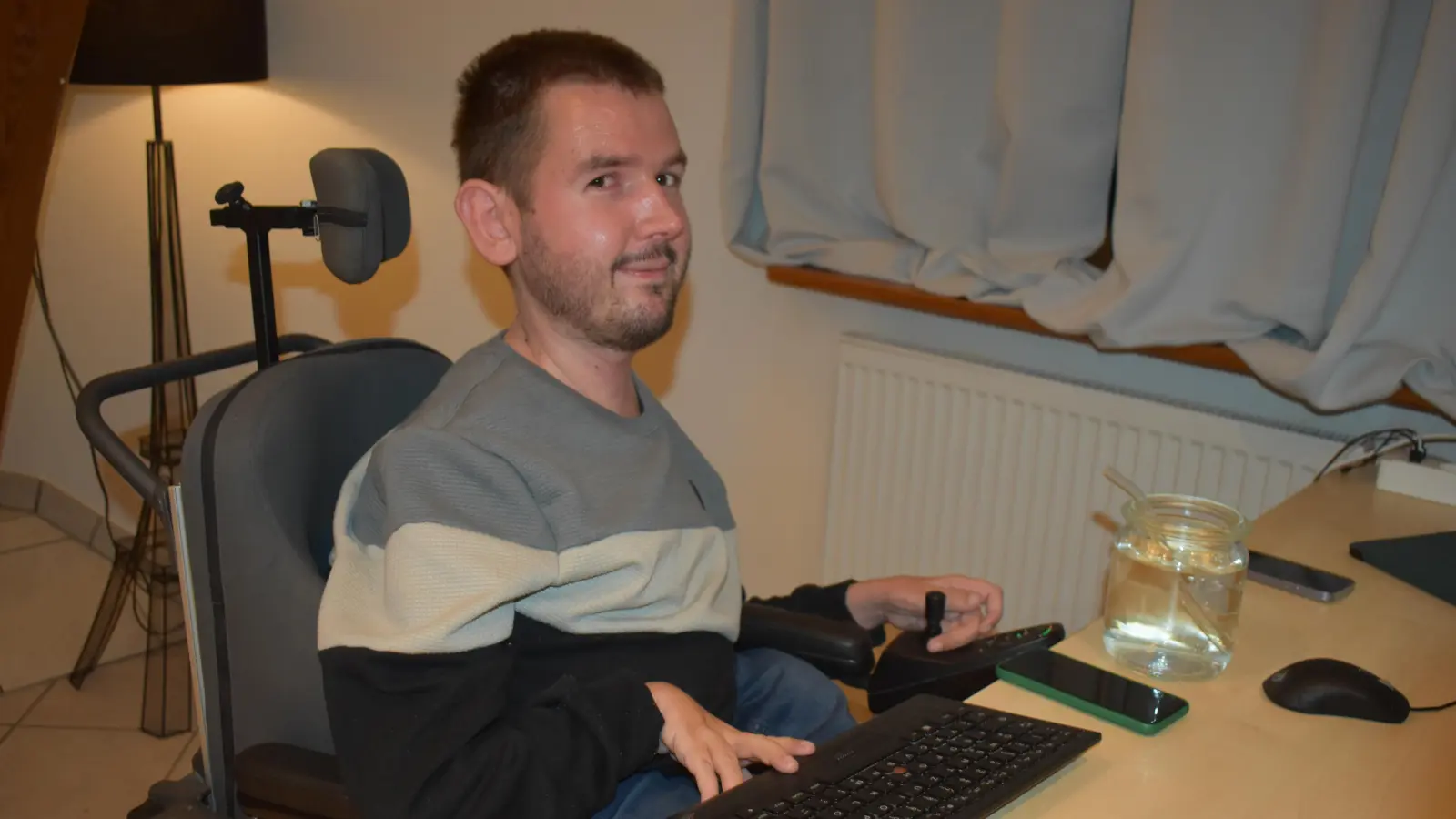 Josef Fleischmann notiert sich im Vorfeld des Auftritts seine pfiffigen Wortwitze. An Themen mangelt es dem 32-Jährigen nicht. Er und David Baumann, der Poetry Slam bietet, sind am Samstag in Neuhof zu erleben. (Foto: Ute Niephaus)