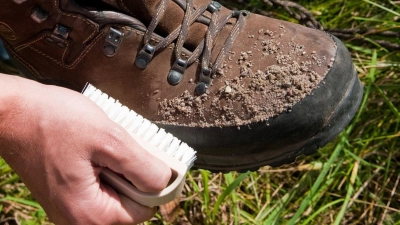 Nach einer Wanderung reicht oft auch eine grobe Reinigung der Stiefel. (Foto: Andrea Warnecke/dpa-tmn/dpa)