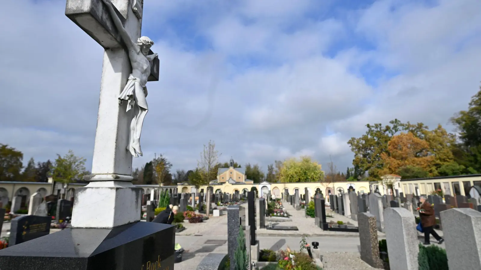 Allerheiligen gehört zu den stillen Feiertagen in Bayern - Partys und Tanzveranstaltungen sind verboten. (Symbolbild) (Foto: Uwe Lein/dpa)