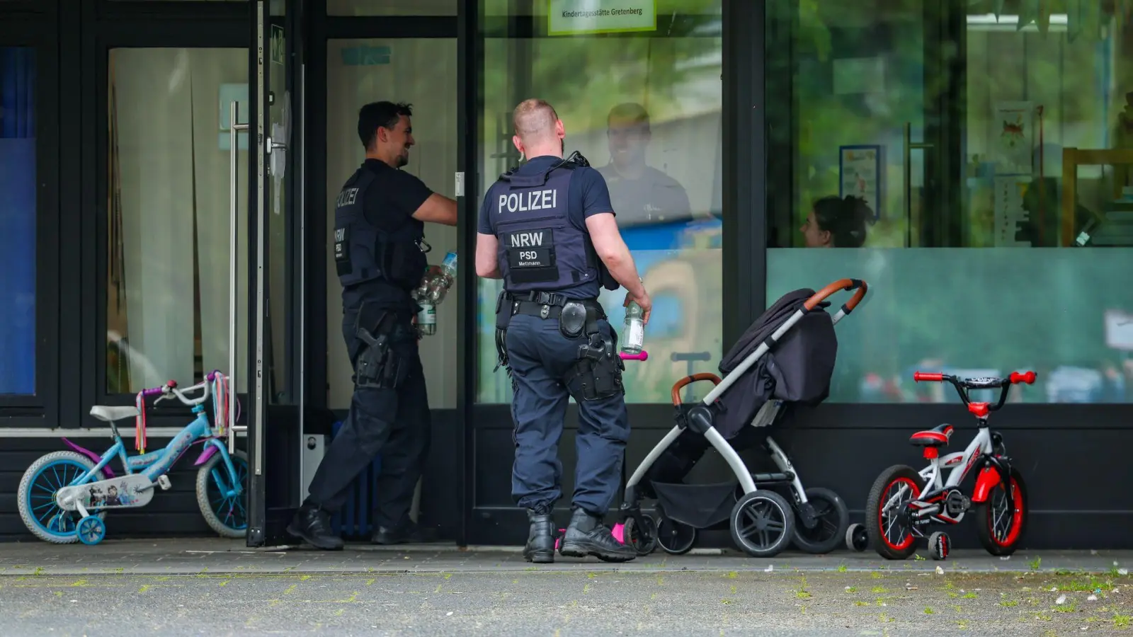 Die Polizei schoss an einem Kindergarten auf einen Mann mit einem Messer. (Foto: Christoph Reichwein/dpa)