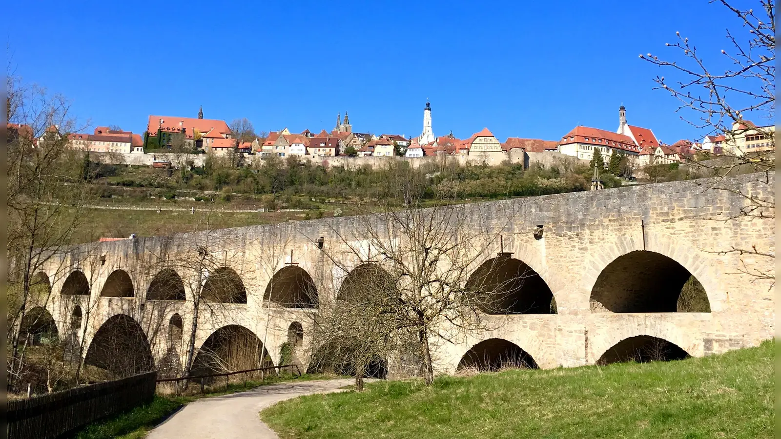 Blick über die Doppelbrücke auf die Stadtsilhouette: Die Verbindung von Stadt und Natur soll touristisch ausgebaut werden. (Foto: Clarissa Kleinschrot)