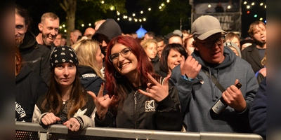 Zum Biberttal-Festival 2025 feiern auch am Sonntag die Besucherinnen und Besucher gut gelaunt mit. (Foto: Yvonne Neckermann)