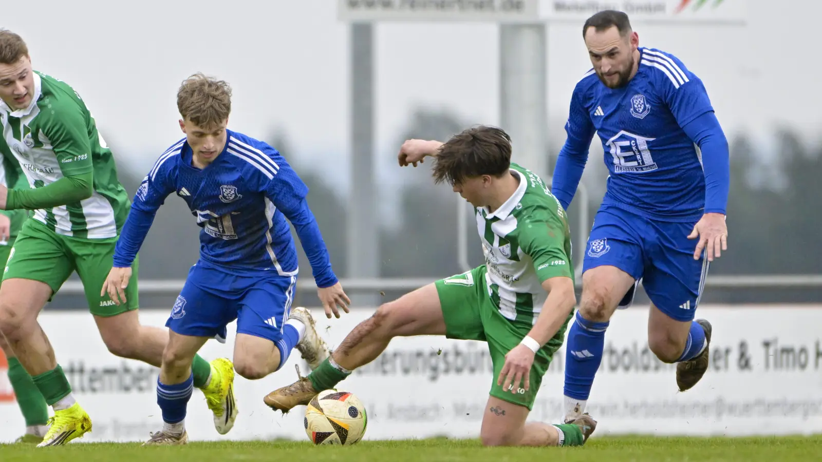 Starker Fight: Nico Potempa (Burgoberbach, mitte) mit vollem Einsatz gegen die Alesheimer Michael Brunnenmeier (links) und Max Pfann (rechts). (Foto: Martin Rügner)