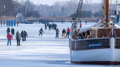 Gute Nachrichten für alle, die gerne Schlittschuhfahren gehen: Im Nordosten bleibt es bitterkalt - und viele Seen und gar Flüsse damit gefroren.  (Foto: Stefan Sauer/dpa)