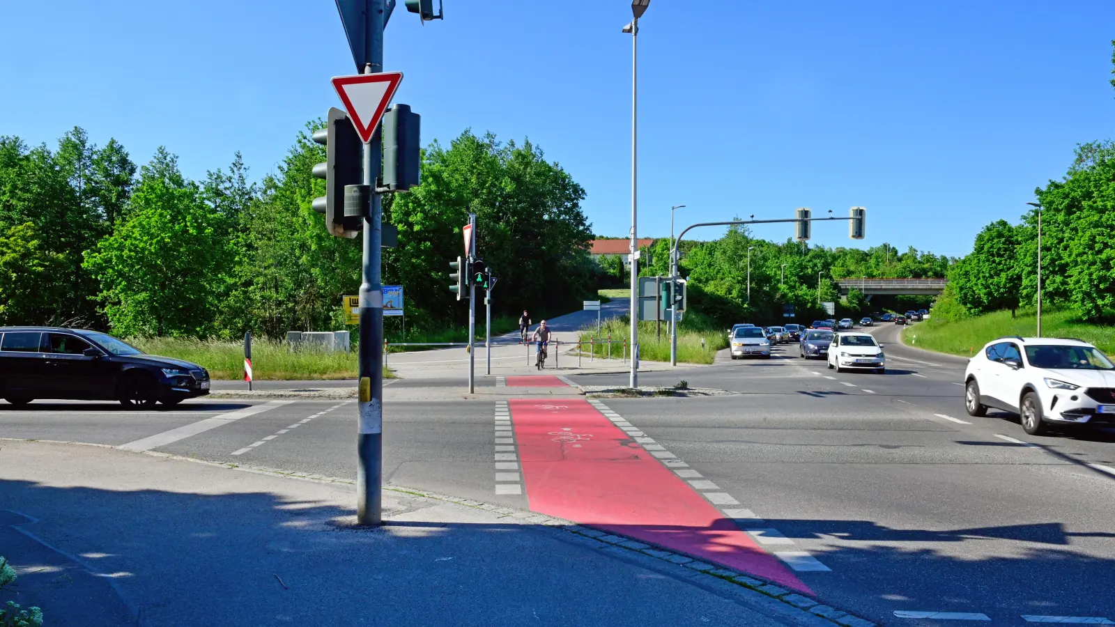 Hand anlegen will die Stadtverwaltung an den Abbiegespuren an der Kreuzung von Hohenzollernring und Schalkhäuser Straße. Das Ziel: Der Verkehr aus Richtung Aquella soll sich nicht mehr so stauen wie aktuell. (Foto: Jim Albright)
