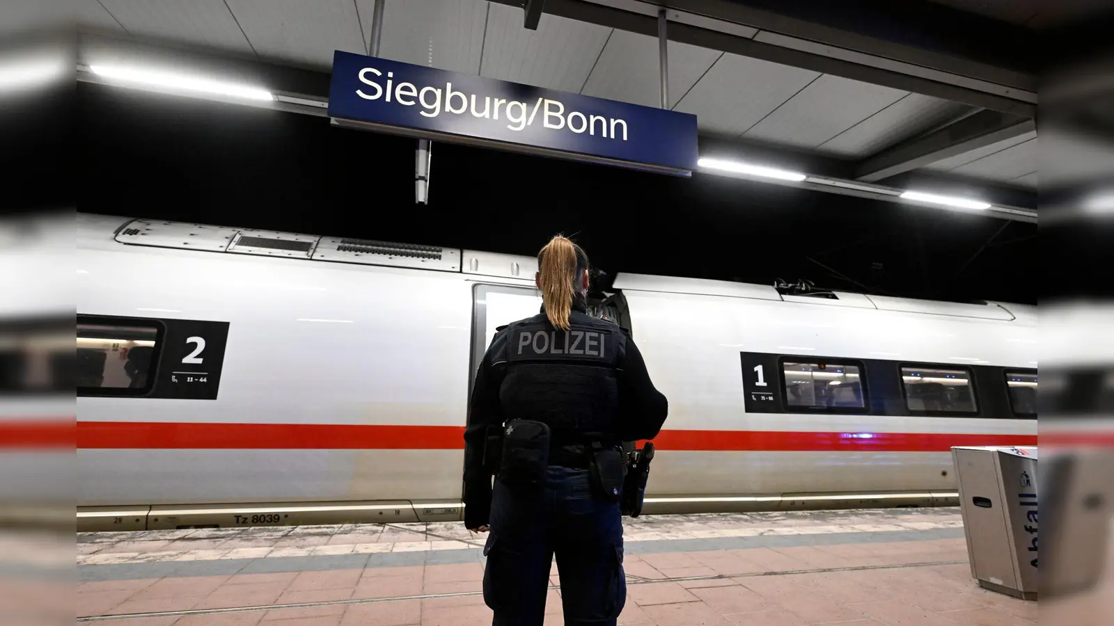 Bei der Ankunft im Bahnhof Siegburg/Bonn wurde der 20-Jährige von der Bundespolizei aus dem ICE gezogen. (Foto: Roberto Pfeil/dpa)