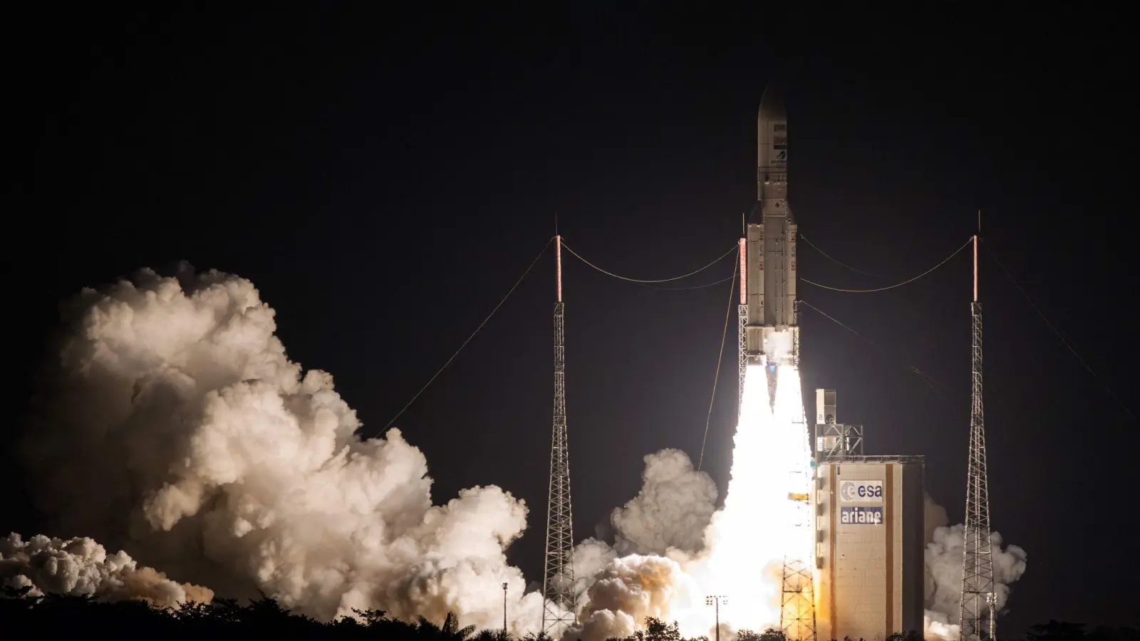 Die letzte europäische Ariane-5-Trägerrakete hebt vom Weltraumbahnhof in Kourou in Französisch-Guyana ab. (Foto: Jody Amiet/AFP/dpa)