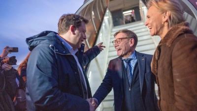 Außenminister Wadephul wurde unten am Flugzeug neben der isländischen Außenministerin Gunnarsdóttir auch von Vizekanzler Lars Klingbeil begrüßt.  (Foto: Michael Kappeler/dpa)