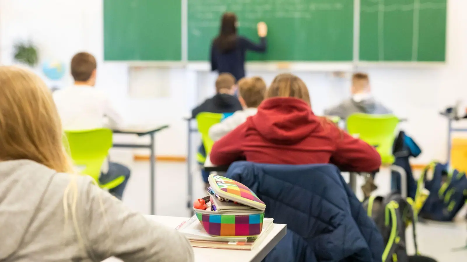 Mit den Leistungen von Schülerinnen und Schülern in Deutschland geht es laut Bildungsstudien bergab. (Foto: Philipp von Ditfurth/dpa)