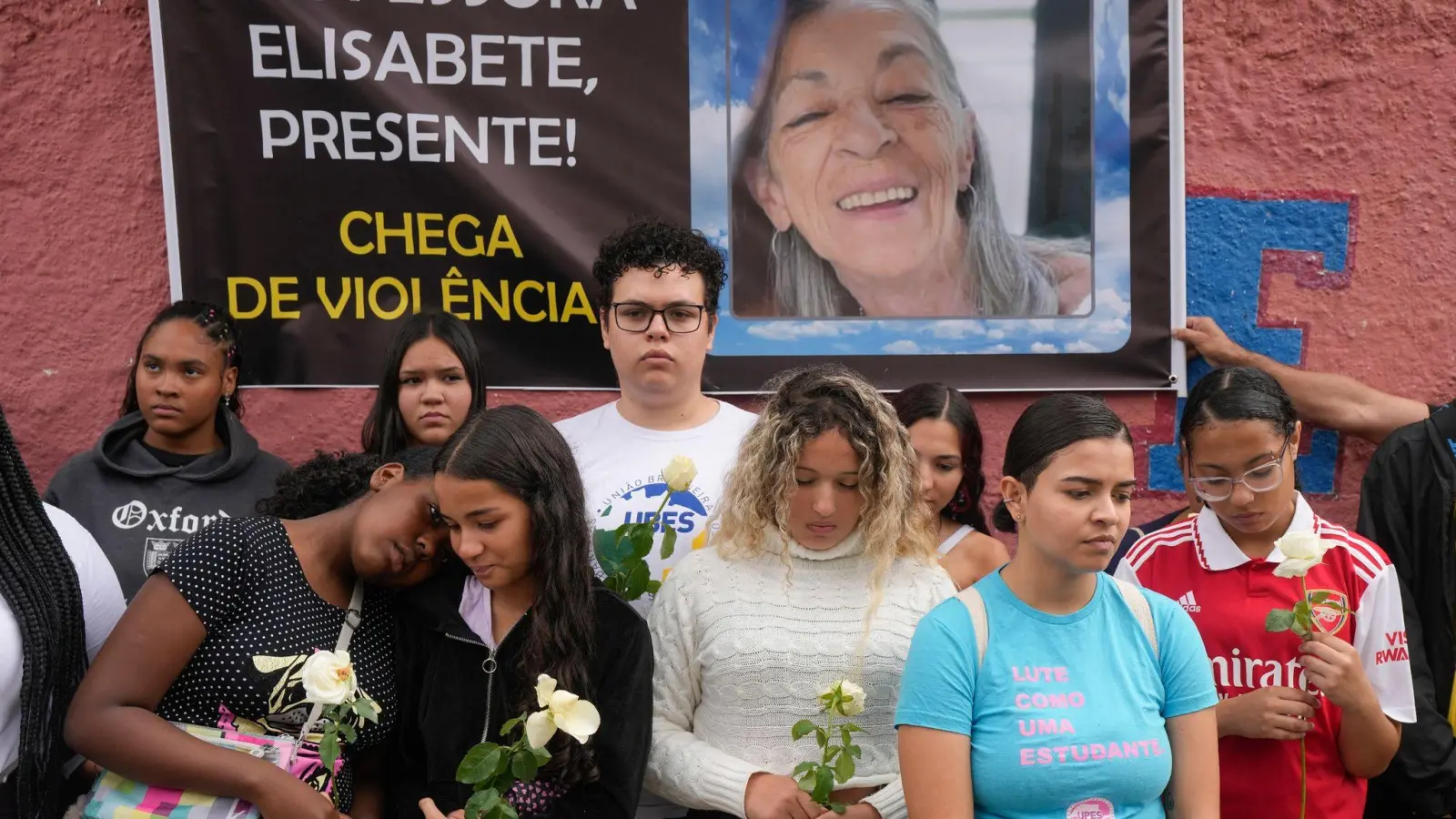 Schülerinnen und Schüler der betroffenen Schule in São Paulo trauern um die getötete Lehrerin. (Foto: Andre Penner/AP)