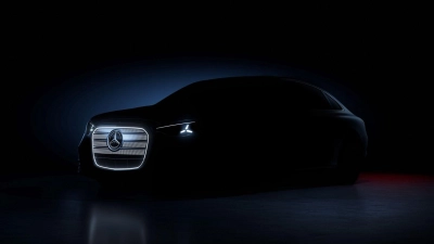 Geheimnisvolle Sil­hou­et­te der neuen elektrischen C-Klasse von Mercedes-Benz (Foto: Mercedes-Benz Group AG/dpa-tmn)
